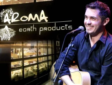 «Κόκκινη Νύχτα» στην Γλυφάδα με Aroma Earth Products και Μιχάλη Χατζηγιάννη